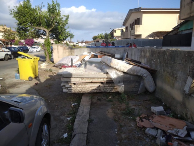 BORGO HERMADA: DISCARICA A CIELO APERTO SEGNALATA A POLIZIA LOCALE E ASL
