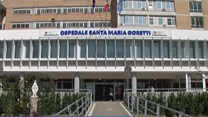 Cade da un’impalcatura, grave un operaio