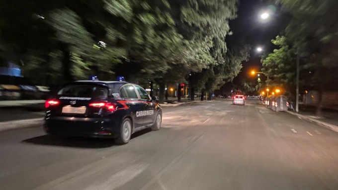 ROMA: PALPEGGIA DUE DONNE, FERMATO
