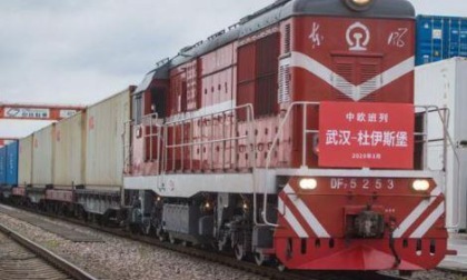 Cina: boom servizio treno merci a noleggio per auto complete a Chengd