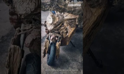 Cina: artigiano intaglia moto a grandezza naturale nel legno