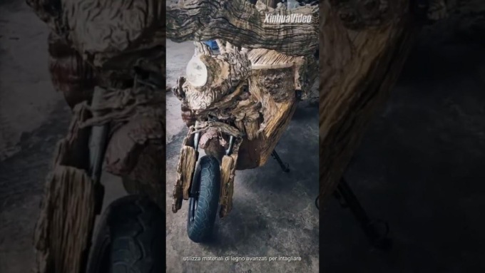 Cina: artigiano intaglia moto a grandezza naturale nel legno