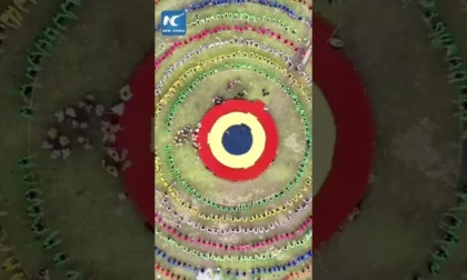 Cina: oltre 4.000 persone si esibiscono in danza tibetana