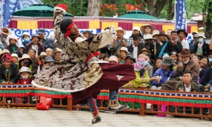 Cina: rappresentazione di opera tibetana per il Festival Shoton