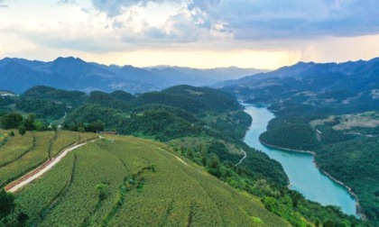 Cina: grande aereo da trasporto bimotore senza pilota effettua volo inaugurale