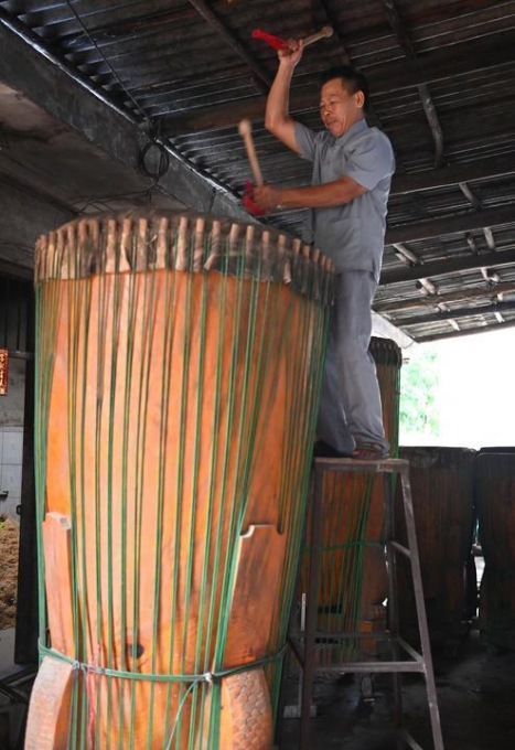 Cina: erede della tecnica di realizzazione del tamburo Yandun nel Guangxi (1)