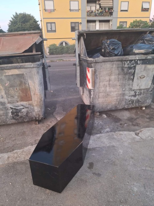 ROMA: BARA DAVANTI CASA, SOLIDARIETA’ ALLA RONZIO