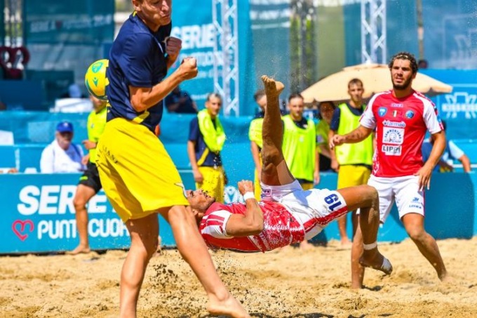 BEACH SOCCER: LADY TERRACINA BEFFATA. CATANIA TRICOLORE NEL MASCHILE