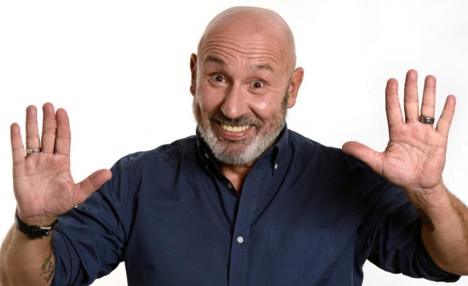 SABAUDIA: ARENA DEL MARE, QUESTA SERA MAURIZIO BATTISTA E L’ORCHESTRACCIA