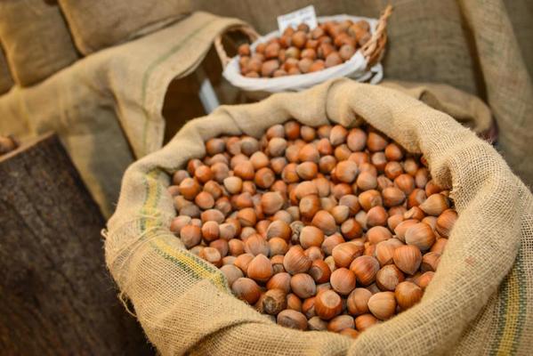 CAPRANICA: RUBANO DUE TONNELLATE DI NOCCIOLE, ARRESTATI