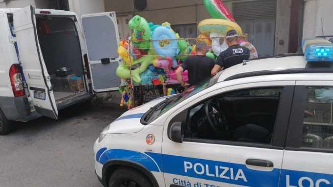 TERRACINA: SPIAGGE. COMMERCIO ABUSIVO, SCATTANO I SEQUESTRI