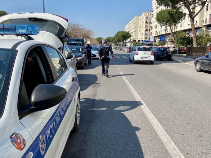 ROMA: MINORENNE SENZA PATENTE SPERONA I VIGILI