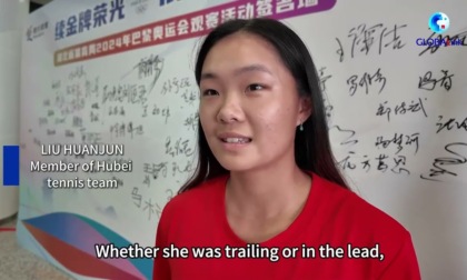 Cina: famiglia, amici festeggiano storico oro di tennista Zheng Qinwen