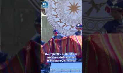 Cina: Guangdong, evento di spruzzi d’acqua celebra festa di Qixi