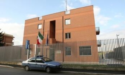 CISTERNA: TENTA DI STRANGOLARE LA EX MOGLIE, ARRESTATO