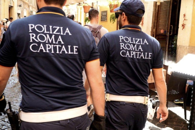 ROMA: SPRAY URTICANTE, PANICO NEL FAST FOOD