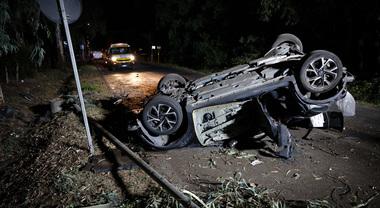 LATINA: SCHIANTO NELLA NOTTE, MORTI DUE GIOVANISSIMI