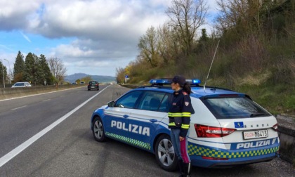 FROSINONE: SPERONANO LA POLIZIA CON L'AUTO RUBATA, FERMATI