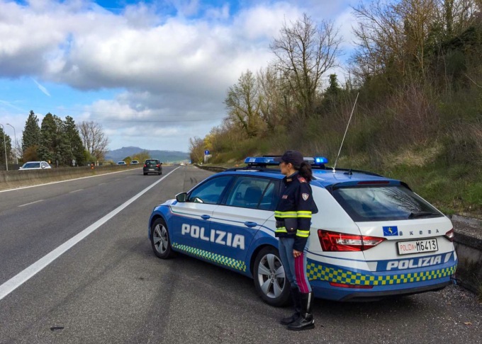 FROSINONE: SPERONANO LA POLIZIA CON L’AUTO RUBATA, FERMATI