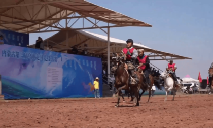 Cina: competizione di “cavalli da passeggio” al Festival Naadam in Mongolia Interna
