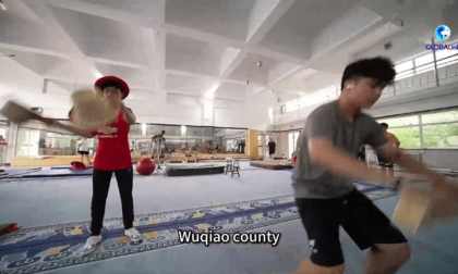 Cina: acrobati stranieri seguono i loro sogni nella famosa cittadina dell’acrobatica