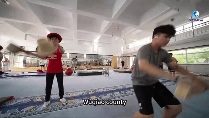 Cina: acrobati stranieri seguono i loro sogni nella famosa cittadina dell’acrobatica