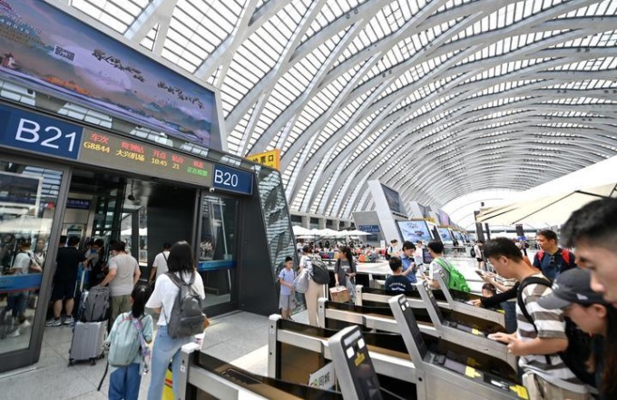 Cina: 872 milioni di viaggi passeggeri ferroviari durante picco estivo dei viaggi