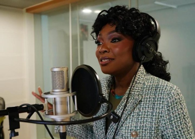 Cina: conduttrice gabonese promuove con programmi TV cultura locale in Africa (3)