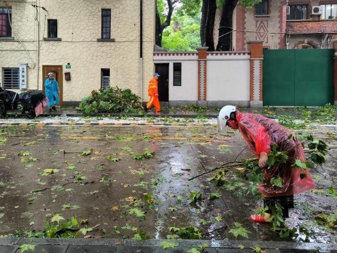 Cina: Shanghai colpita dal tifone Bebinca (1)