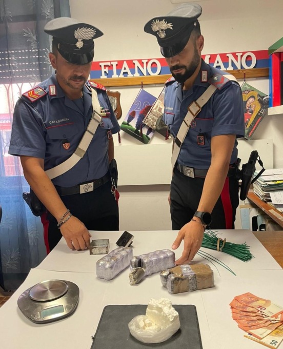 MONTEROTONDO: HASHISH E COCAINA IN CASA, ARRESTATO