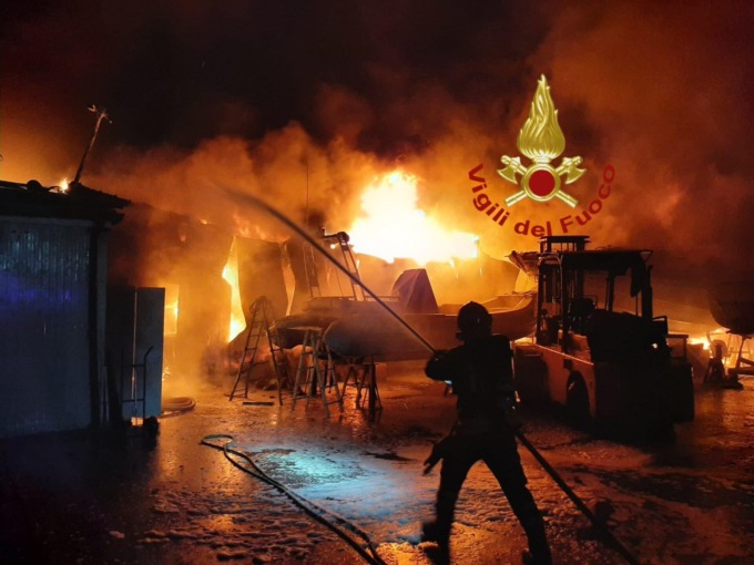 FIUMICINO: INCENDIO IN UN CANTIERE NAVALE