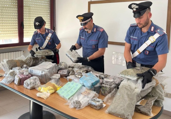 ROMA: SEQUESTRATI QUASI 100 CHILI DI DROGA