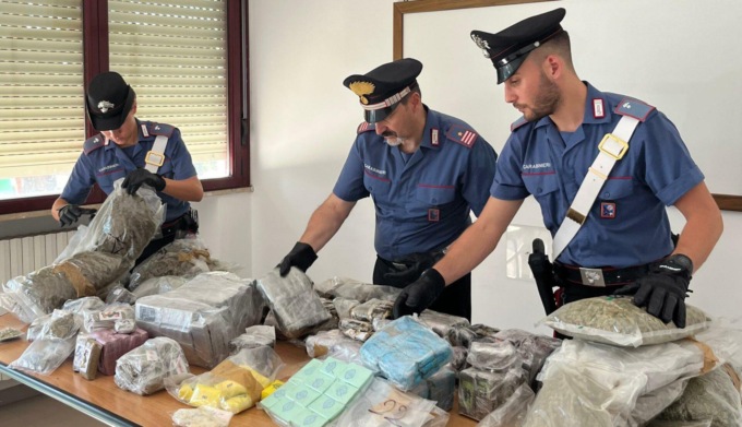ROMA: SEQUESTRATI 98 CHILI DI DROGA
