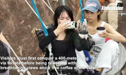 Cina: sperimentiamo brivido del caffè sul dirupo a Zhangjiajie
