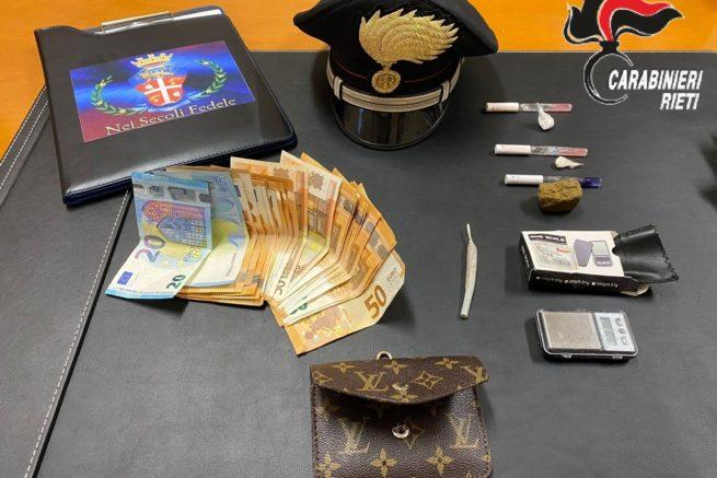 RIETI: AI DOMICILIARI SPACCIA IN GIARDINO, ARRESTATO