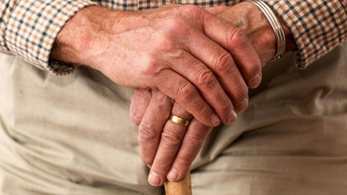Anziani, come difendersi dalle truffe via cellulare