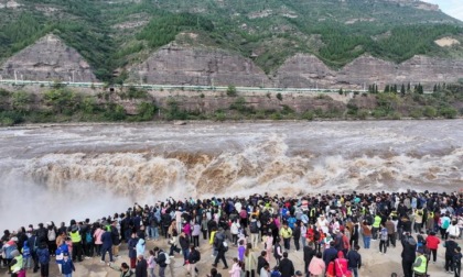 Cina: Giornata nazionale, turisti visitano cascata Hukou durante vacanze (1)