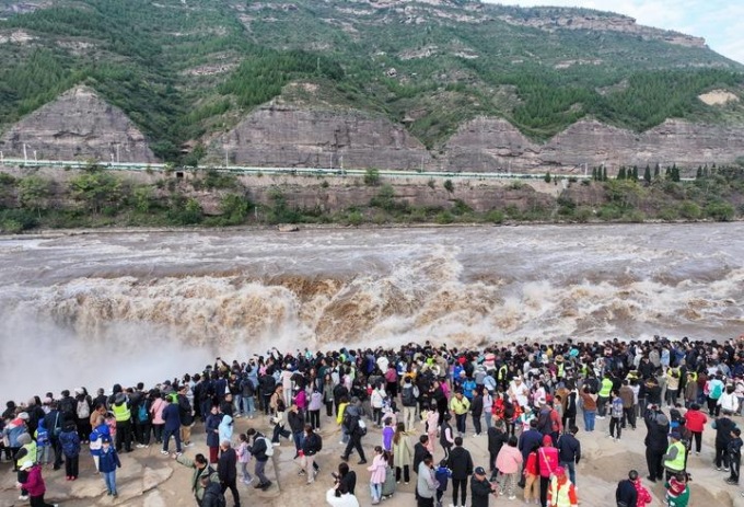 Cina: Giornata nazionale, turisti visitano cascata Hukou durante vacanze (1)
