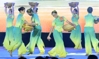 Cina: performance per la prima edizione della Haikou Urban Art Week