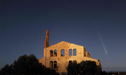 Italia: Sicilia, cometa fotografata a Ragusa (1)