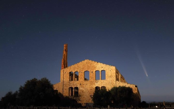 Italia: Sicilia, cometa fotografata a Ragusa (1)