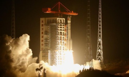 Cina: lancia con successo nuovo gruppo di satelliti