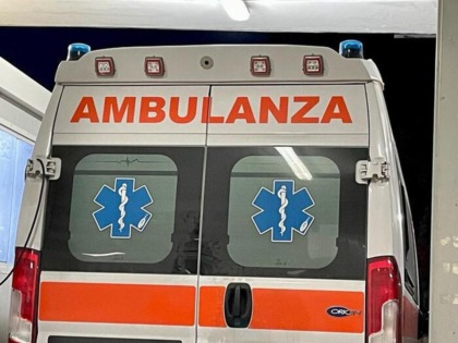 Finisce con l’auto contro un muretto, gravissima una donna