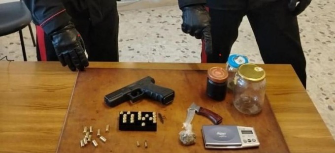 NORMA: PUNTA PISTOLA CONTRO ALCUNI MINORI E SPARA IN ARIA