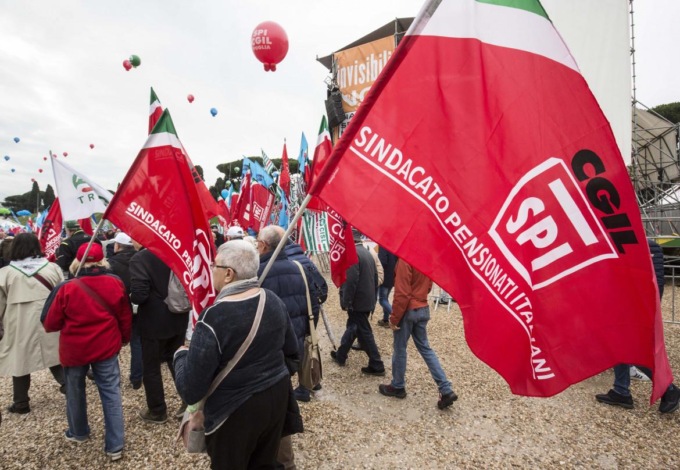 FROSINONE: PENSIONATI IN PIAZZA CONTRO IL GOVERNO