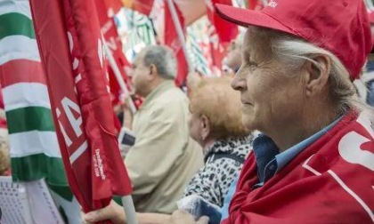 LATINA: PENSIONATI IN PIAZZA CONTRO IL GOVERNO