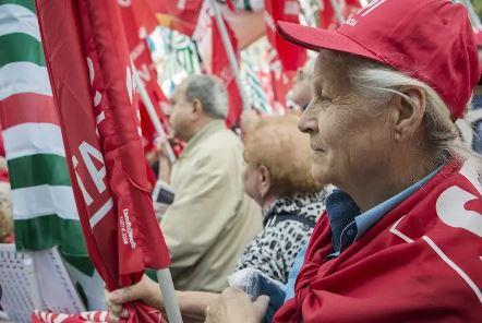 LATINA: PENSIONATI IN PIAZZA CONTRO IL GOVERNO
