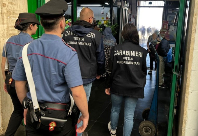 ROMA: FINTO VINO FRANCESE, PERQUISIZIONI