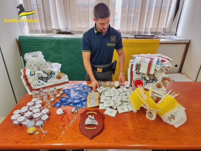 ROMA: GIUBILEO, SEQUESTRATI SOUVENIR TAROCCHI