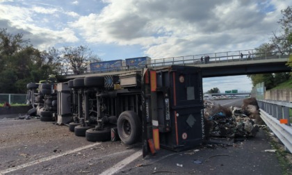 PONTECORVO/CASSINO: TIR SI RIBALTA SULL’ A1, AUTOSTRADA BLOCCATA
